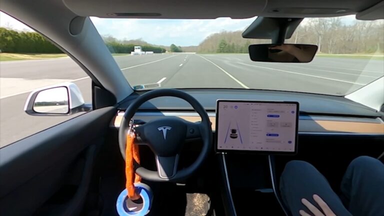 Sở giao thông California (DMV) kiện Tesla về tính tự lái của xe