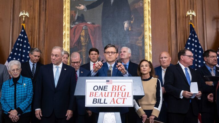 So sánh khoản cắt giảm Medicaid tại Hạ viện và Thượng viện “dự luật lớn và đẹp”