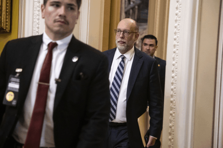 Bộ Giáo dục Mỹ đóng băng ngân sách cho học khu, đào tạo giáo viên và học sinh di dân