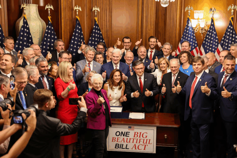 Cộng hoà ép thông qua dự luật cắt giảm thuế và chi tiêu rộng khắp của Trump