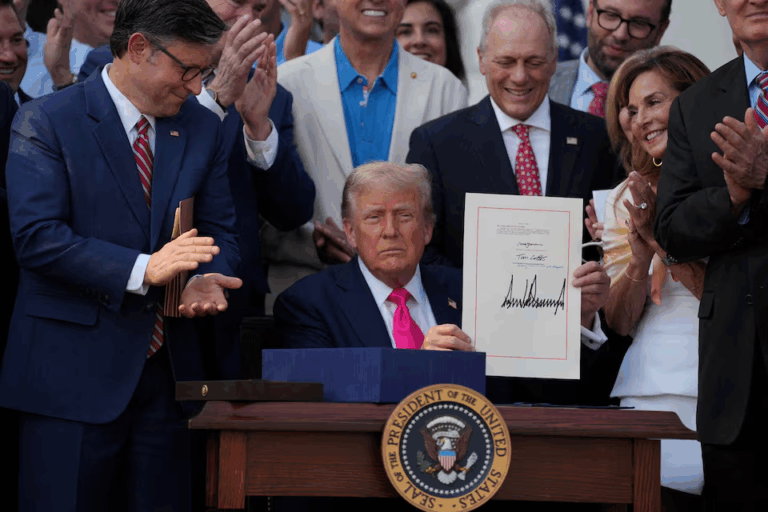 Trump ký ban hành đạo luật cắt giảm thuế và chi tiêu trong lễ Độc lập 4/7