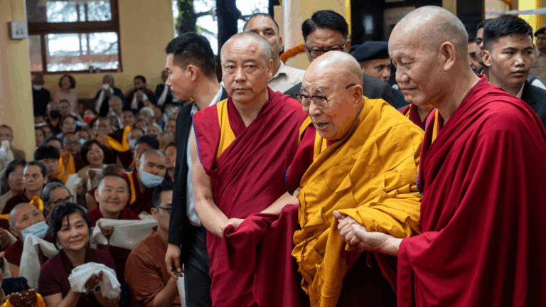 Đức Đạt Lai Lạt Ma – Biểu tượng toàn cầu của văn hóa và cuộc đấu tranh của Tây Tạng – mừng thọ 90 tuổi