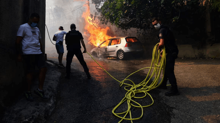 Cháy rừng dữ dội đe dọa thành phố Marseille nước Pháp, sân bay phải đóng cửa