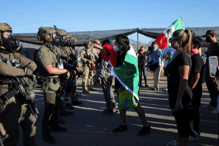 Một công nhân chết, hàng trăm người bị bắt trong cuộc bố ráp trại cần sa ở Californiaa