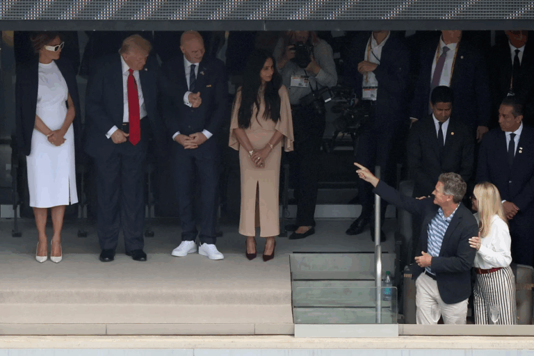 Trump bênh vực Bộ trưởng Tư pháp Pam Bondi giữa làn sóng chỉ trích từ MAGA về cách xử lý cuộc điều tra Epstein