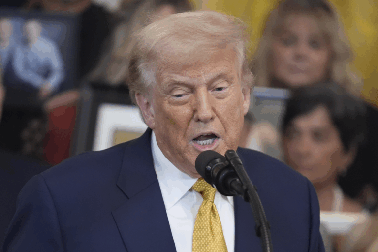 Trump nới lỏng quy định môi trường cho ngành than, quặng sắt và hóa chất