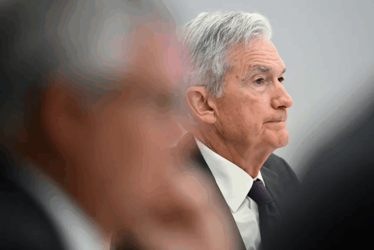 Trump bất hòa Chủ tịch Fed Powell trong chuyến thị sát dự án cải tạo trị giá 2,5 tỷ USD