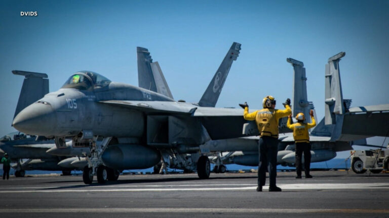 Phi công được cứu sau khi chiến đấu cơ Hoa Kỳ rơi ngoài khơi bờ biển Virginia