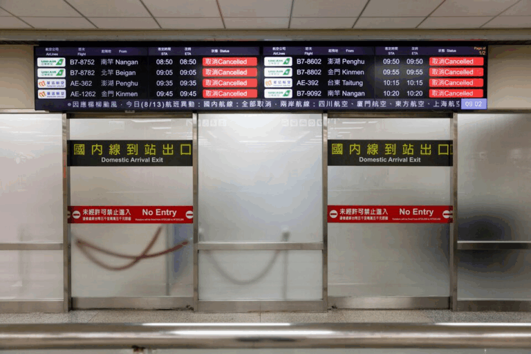 Miền Nam Đài Loan đóng cửa trước giờ bão Podul đổ bộ