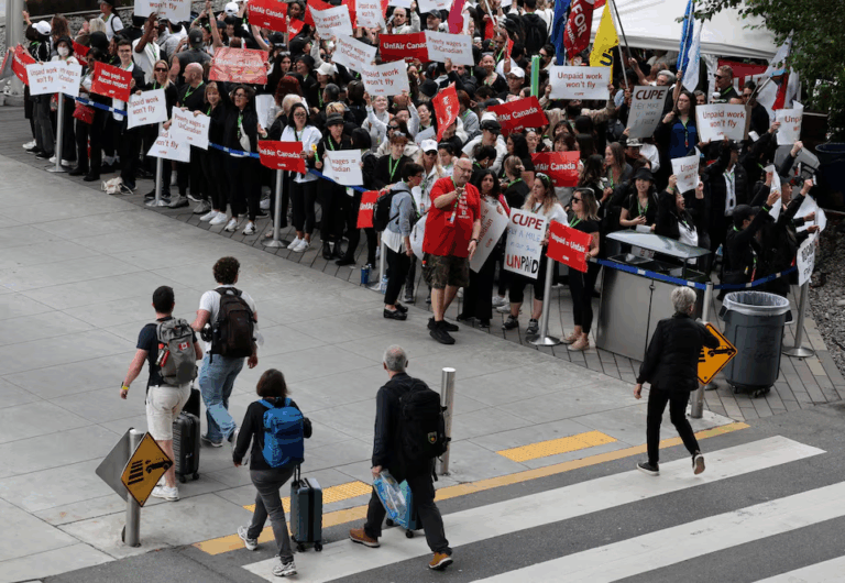 Tiếp viên hàng không Air Canada đình công, bất chấp lệnh trở lại làm việc