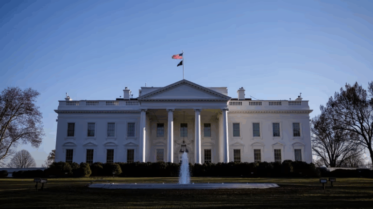 Tòa Bạch Ốc gia nhập TikTok sau khi tiếp tục trì hoãn luật buộc bán hoặc cấm ứng dụng