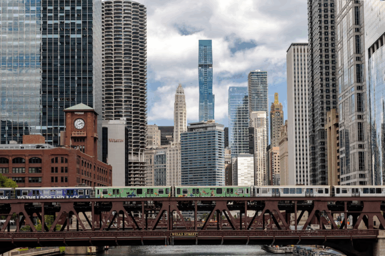 Trump nói quân đội Mỹ có thể sẽ triển khai đến Chicago