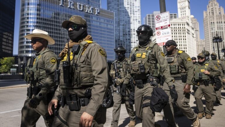 Đặc vụ liên bang đeo mặt nạ tuần tra trung tâm thành phố Chicago