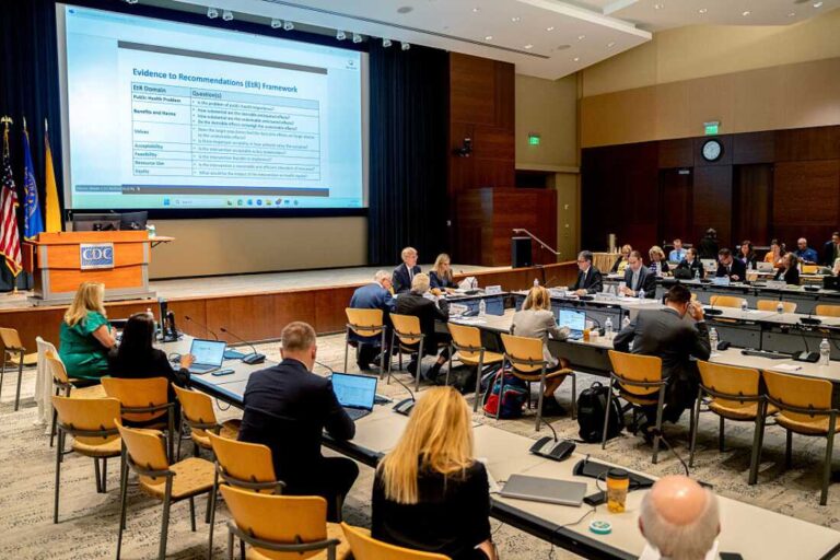 Cố vấn của CDC họp về lịch tiêm vắc-xin cho trẻ em, nỗi lo sợ gia tăng