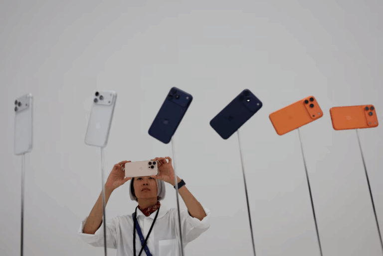 Apple giữ nguyên giá iPhone mới bất chấp đe dọa thuế quan của Trump