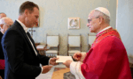 ĐẠI SỨ CỦA TRUMP MANG BÁNH ĐẾN VATICAN MỪNG SINH NHẬT 70 TUỔI GIÁO HOÀNG LEO XIV