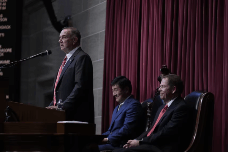 Thống đốc Missouri ký kế hoạch do Trump hậu thuẫn nhằm giúp Cộng hòa giành thêm ghế Hạ viện Mỹ