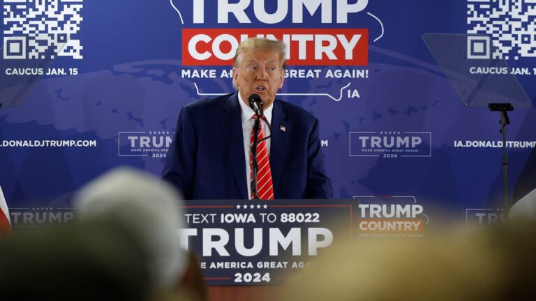 Trump yêu cầu Dân chủ ‘làm gì đó’ trước khi phí bảo hiểm ObamaCare tăng vọt