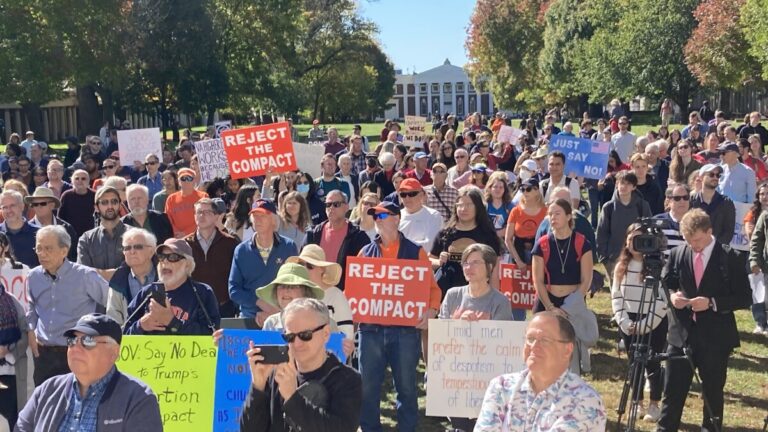 Các trường đại học phớt lờ hiệp ước học bổng của Trump