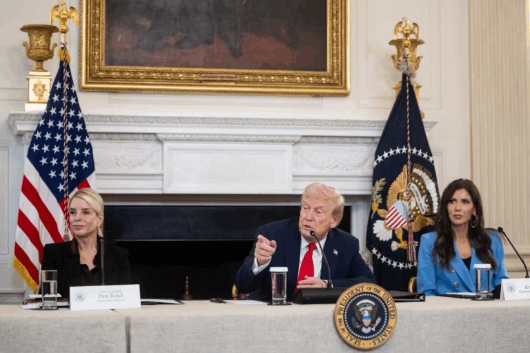 Trump công kích Antifa – và giới truyền thông – trong buổi họp bàn tại Tòa Bạch Ốc