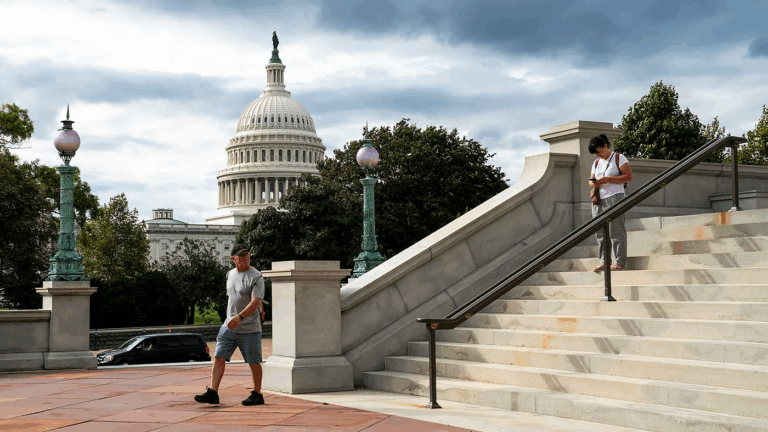 Thượng viện rời Washington mà chưa đạt được thỏa thuận chấm dứt việc chính phủ đóng cửa