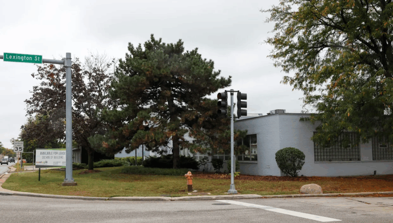 Noem cho biết chính quyền Trump đang mua thêm bất động sản ở Chicago cho cơ quan ICE