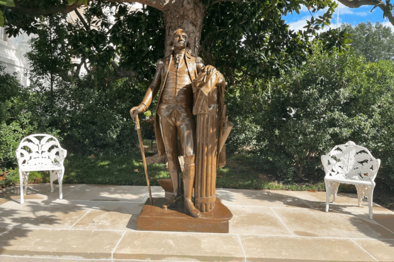 Tòa Bạch Ốc đặt tượng George Washington mới tại Vườn Hồng theo yêu cầu của Tổng thống Trump