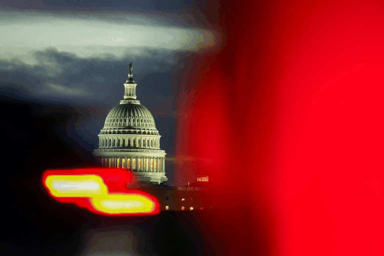 Ít nhất 7.000 nhân viên liên bang nộp đơn xin trợ cấp thất nghiệp kể từ khi chính phủ đóng cửa