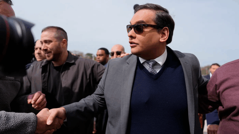 Lệnh ân xá của Trump xóa bỏ toàn bộ tiền phạt và bồi thường của Santos