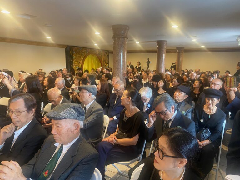 GIỚI TINH HOA VĂN HỌC VÀ TRUYỀN THÔNG QUẬN CAM TIỄN ĐƯA NHÀ VĂN DOÃN QUỐC SỸ