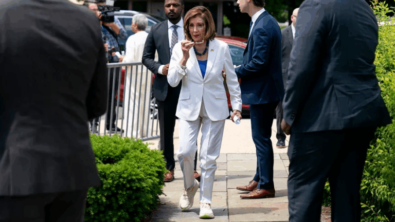 Pelosi gọi Trump là “tai họa lớn nhất của nhân loại”