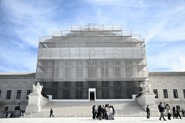 Tối cao Pháp viện cho phép ông Trump chấm dứt chính sách hộ chiếu theo bản dạng giới