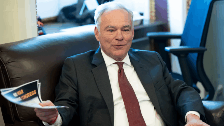 Thượng viện bác nghị quyết lưỡng đảng muốn hạn chế quyền tấn công quân sự của ông Trump tại Venezuela