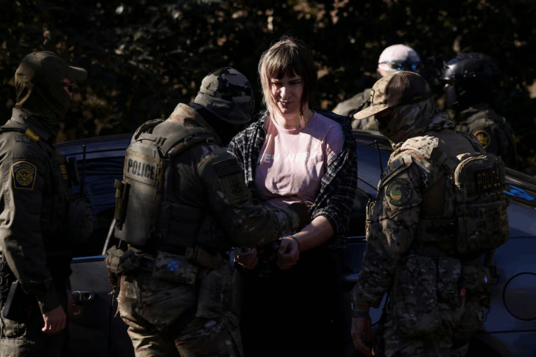 Tuần tra Biên giới Mỹ bắt hơn 130 người trong 48 giờ đầu của chiến dịch truy quét di trú ở Charlotte