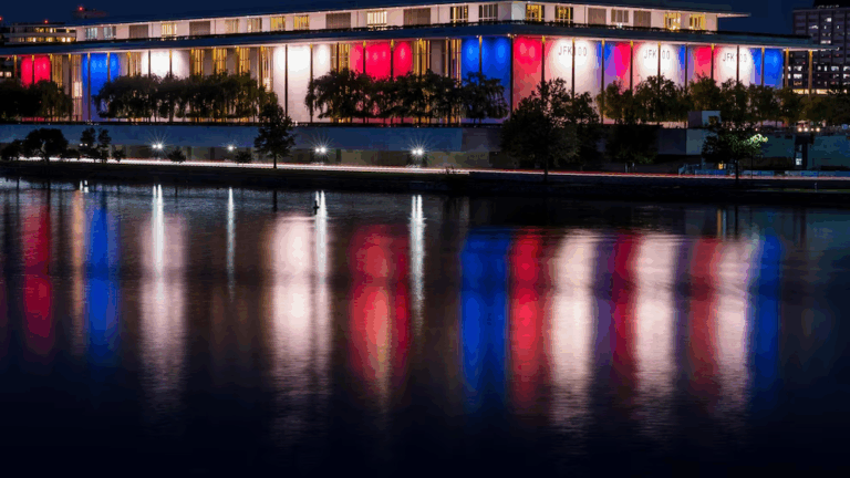 Trung tâm Kennedy được trả 7,4 triệu USD để tổ chức bốc thăm World Cup.