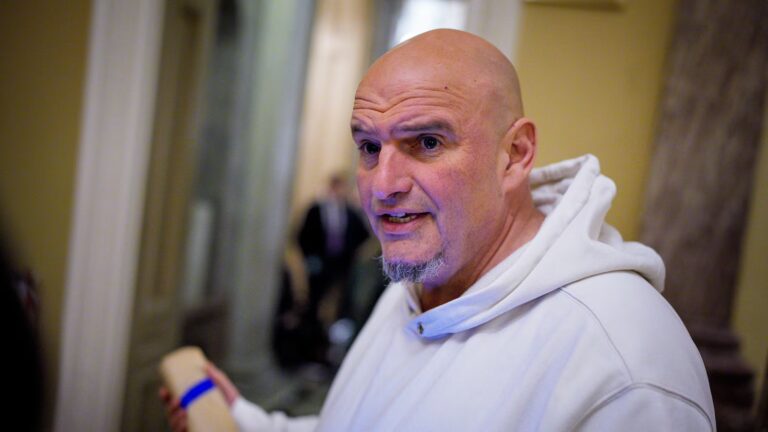 Nghị sĩ Dân chủ Fetterman sau khi bỏ phiếu mở cửa chính phủ đã té dập mặt phải nhập viện.