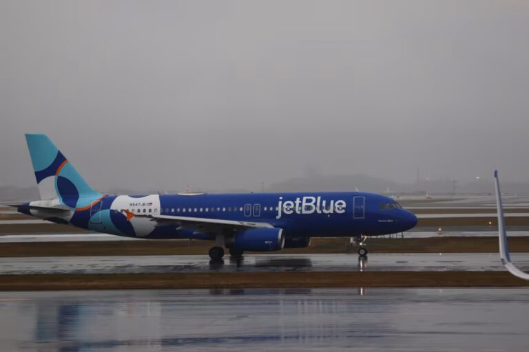Máy bay JetBlue gần Venezuela tránh được “va chạm trên không” với phi cơ Không quân Mỹ