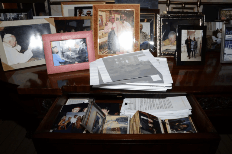 Ảnh hồ sơ Epstein biến mất khỏi trang web chính phủ, gồm cả ảnh liên quan ông Trump