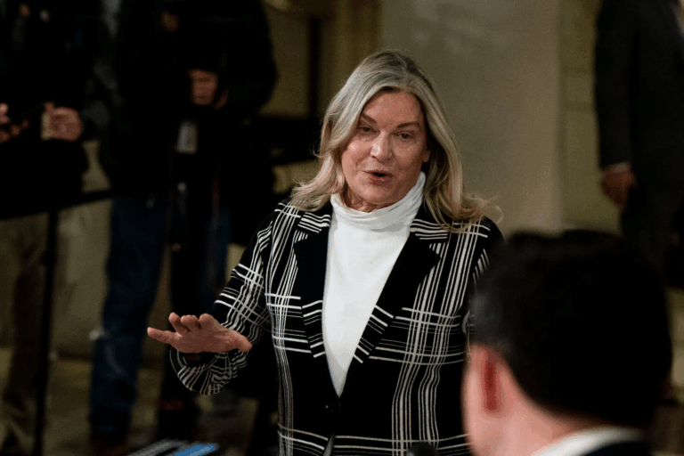 Thượng nghị sĩ Cộng hòa Cynthia Lummis tuyên bố không tái tranh cử