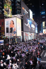 Dòng người nô nức đổ về Quảng trường Thời Đại đón năm 2026