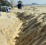 Cát biển “tấn công” công viên bạc tỷ ở Vũng Tàu