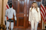Đệ nhất Phu nhân Melania Trump sánh bước cùng robot nhân hình tại hội nghị Thượng đỉnh Tòa Bạch Ốc
