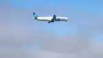 Chuyến bay United Airlines từ SFO bị máy bay không người lái tấn công