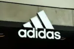 Cựu giám đốc điều hành kiện Adidas phân biệt giới tính và trả thù.