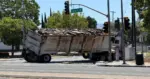 Xe tải chở phế liệu bị hư gây tắc nghẽn giao thông và mất điện ở San Jose.