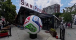 Quả bóng World Cup khổng lồ đổ bộ xuống trung tâm San Jose trước thềm giải đấu