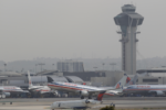 American Airlines cắt giảm 6 tuyến bay do giá nhiên liệu tăng cao.