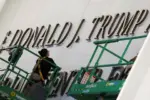 TÊN VÀ GƯƠNG MẶT CỦA TRUMP BỊ THÁO BỎ KHỎI TRUNG TÂM KENNEDY