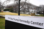 Trung tâm Kennedy khẩn cấp yêu cầu nhân viên xóa tên ông Trump khỏi mọi tài liệu