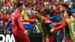 Cristiano Ronaldo trở thành cầu thủ đầu tiên ghi bàn tại 6 kỳ World Cup sau pha lập công vào lưới Uzbekistan